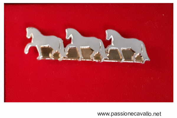 Spilla tre cavalli: Design elegante, con la rappresentazione di tre cavallini, in oro con finitura color argento, ciascuno in una scatola di presentazione con superficie in velluto rosso.