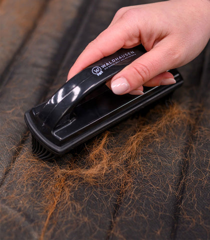 Spazzola per rimuovere i peli di animale con impugnatura