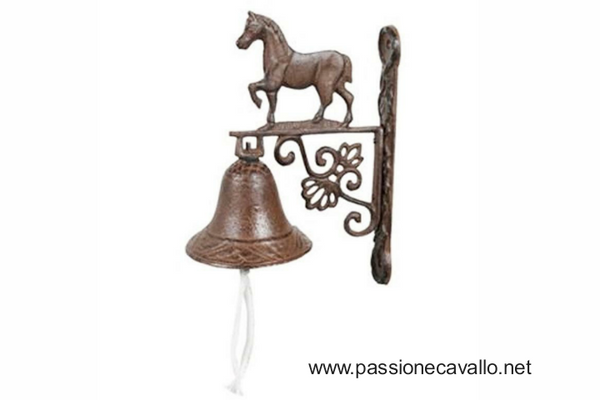 Campana con cavallo realizzata in metallo cromato antiusura, va fissata al muro. La campana ha delle cordicelle in tessuto sintetico resistente. Misure: cm 11*18*25. 0553095