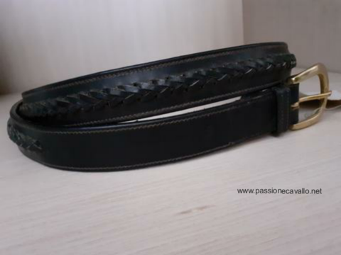 Cintura nera con treccina e fibbia in ottone. Misura 115 cm.