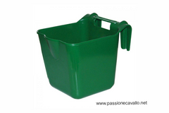 Mangiatoia quadrata in plastica con ganci e maniglia. Adatta da usare in paddock o durante i viaggi grazie alle maniglie per poterla fissare/trasportare. Colore: verde. Codice: 0806755.