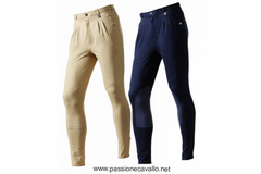Pantalone uomo leggero con pinces. In maglina di cotone elasticizzata, linea morbida con pinces, due tasche anteriori con bottoni a pressione, tasca posteriore con zip e toppe al ginocchio in maglina. Disponibile 44 beige, 44 blu e 48 beige. 