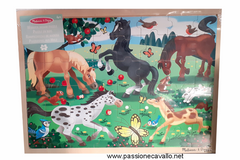Con questo puzzle in legno farete molto felici i piccoli amanti dei cavalli. Contiene una pratica base in legno e 48 pezzi del puzzle. + 4 anni.