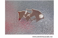 Spilla con tre teste di cavallo perla, argentato. Viene in scatola di latta argento opaco.  41164