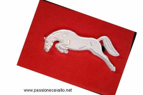 Spilla cavallo che salta: Elegante spilla argentata a forma di cavallo che salta. Venduta in un elegante cofanetto con velluto rosso.